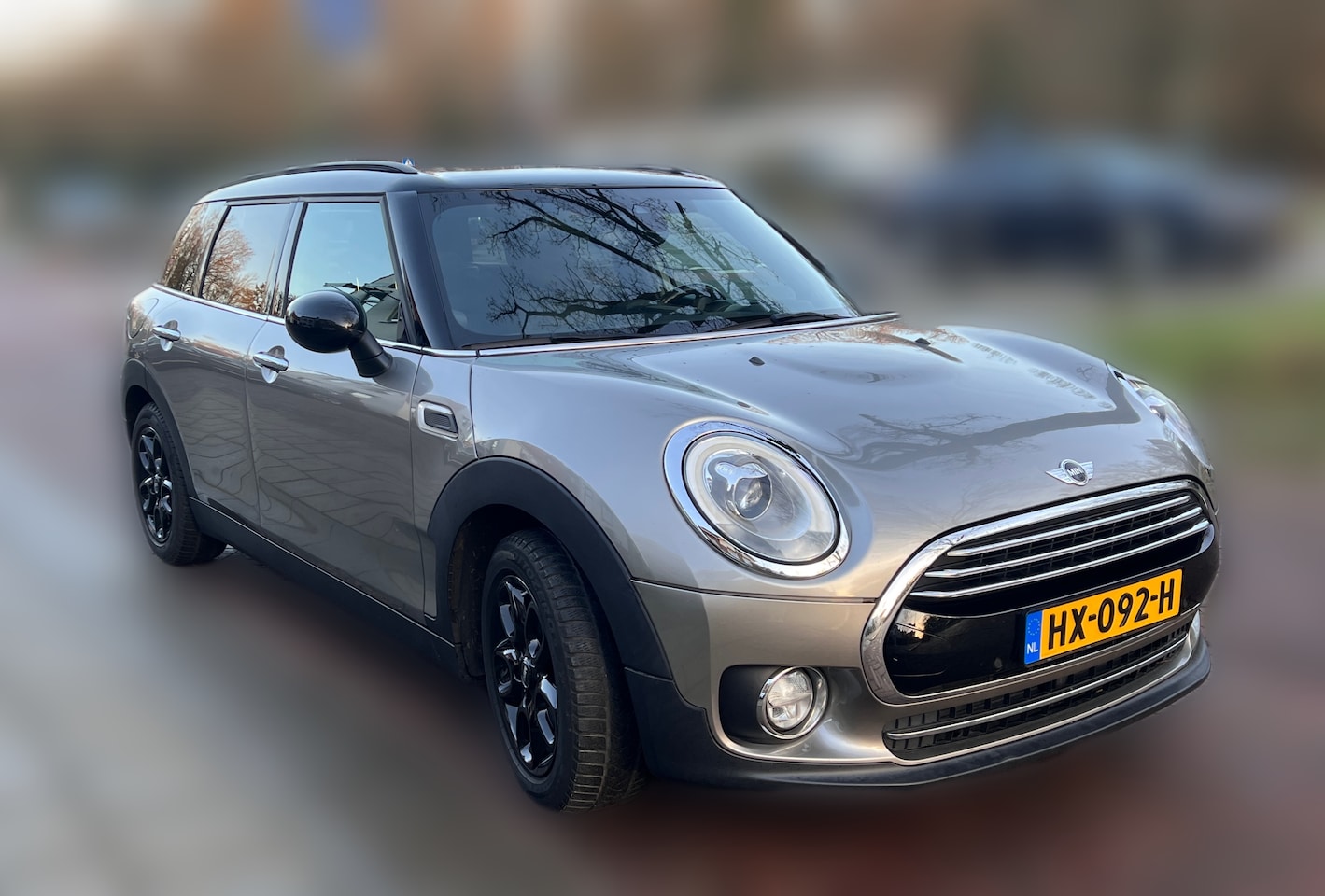 MINI Clubman - 1.5 Cooper Chili Serious Business PANO / HEAD-UP / STOELVERWARMING / WINTER EN ZOMERBANDEN - AutoWereld.nl