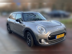 MINI Clubman - 1.5 Cooper Chili Serious Business PANO / HEAD-UP / STOELVERWARMING / WINTER EN ZOMERBANDEN