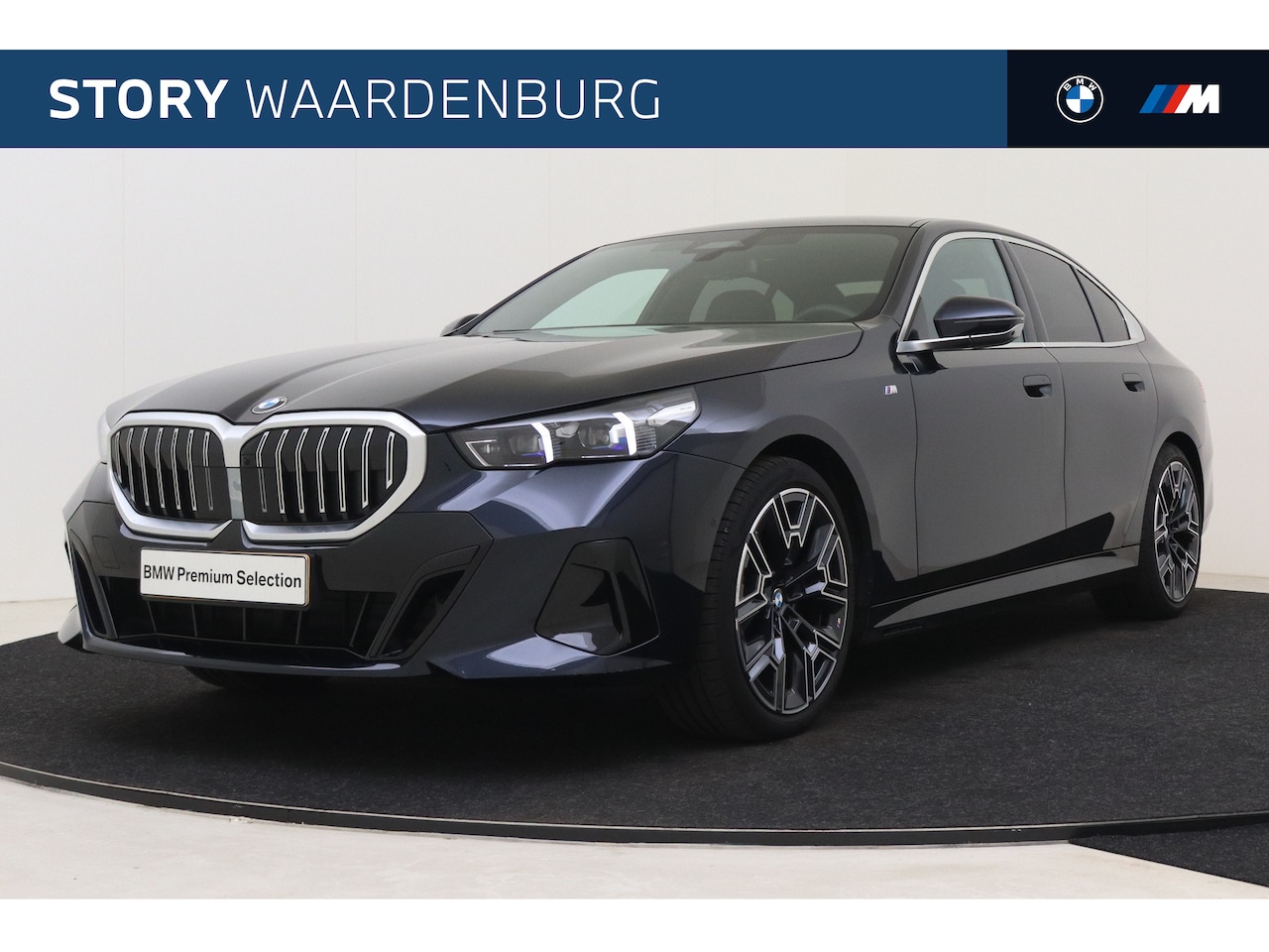 BMW 5-serie - 520i High Executive M Sport Automaat / Panoramadak / Trekhaak / Adaptieve LED / Parking As - AutoWereld.nl