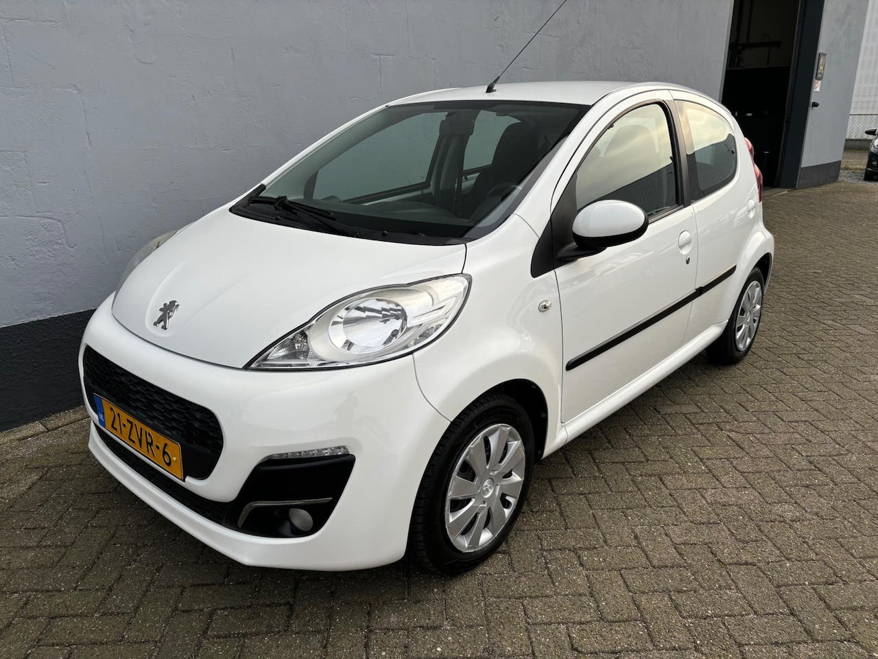 Peugeot 107 - 1.0 Active 5-Deurs Automaat - Airco - AutoWereld.nl