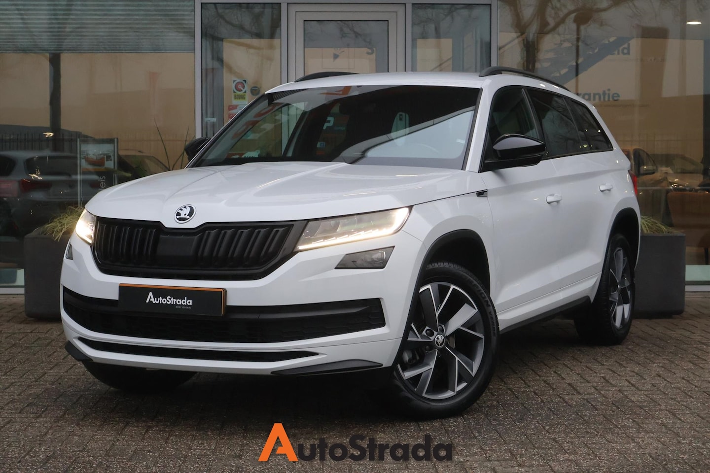 Skoda Kodiaq - 1.5 TSI Sportline DSG 150pk I Carplay I LED I Climate I Cruise I Camera I Trekhaak - AutoWereld.nl