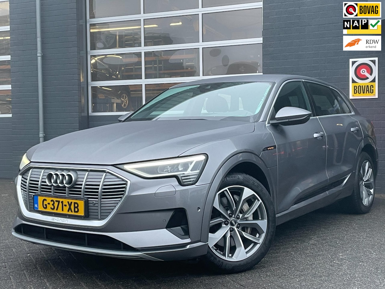 Audi e-tron - E-tron 55 quattro advanced 95 kWh 1/2 Leder, Apple Carplay, Camera - AutoWereld.nl