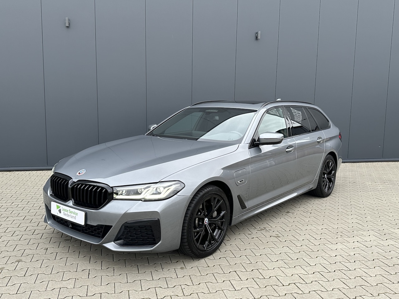 BMW 5-serie Touring - 530e xDrive Business Edition Plus M 50 Jahre Edition, PANO - xDrive - LED - M-SPORT - ELEK - AutoWereld.nl