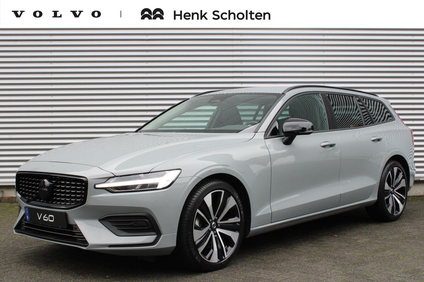 Volvo V60 - B4 Mild Hybrid AUT7 197PK Essential Edition, Sport Pack, Glossy Black Grille & Belettering - AutoWereld.nl