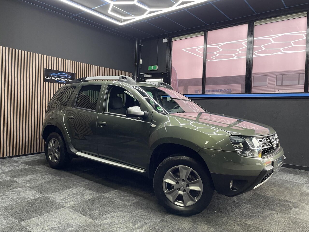 Dacia Duster - 1.2 Tce 4x2 Lauréate 2de Eig Leder Navi Pdc Cruise Trekhaak In Nieuwstaat !!! - AutoWereld.nl