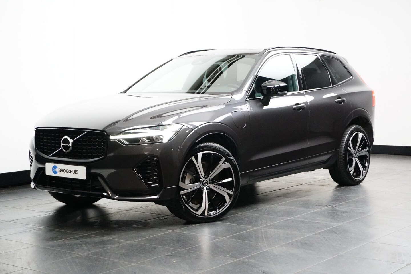 Volvo XC60 - 2.0 T6 Plug-in hybrid AWD Plus Dark Ontdek de Volvo XC60 T6 Recharge in de exclusieve Dark - AutoWereld.nl