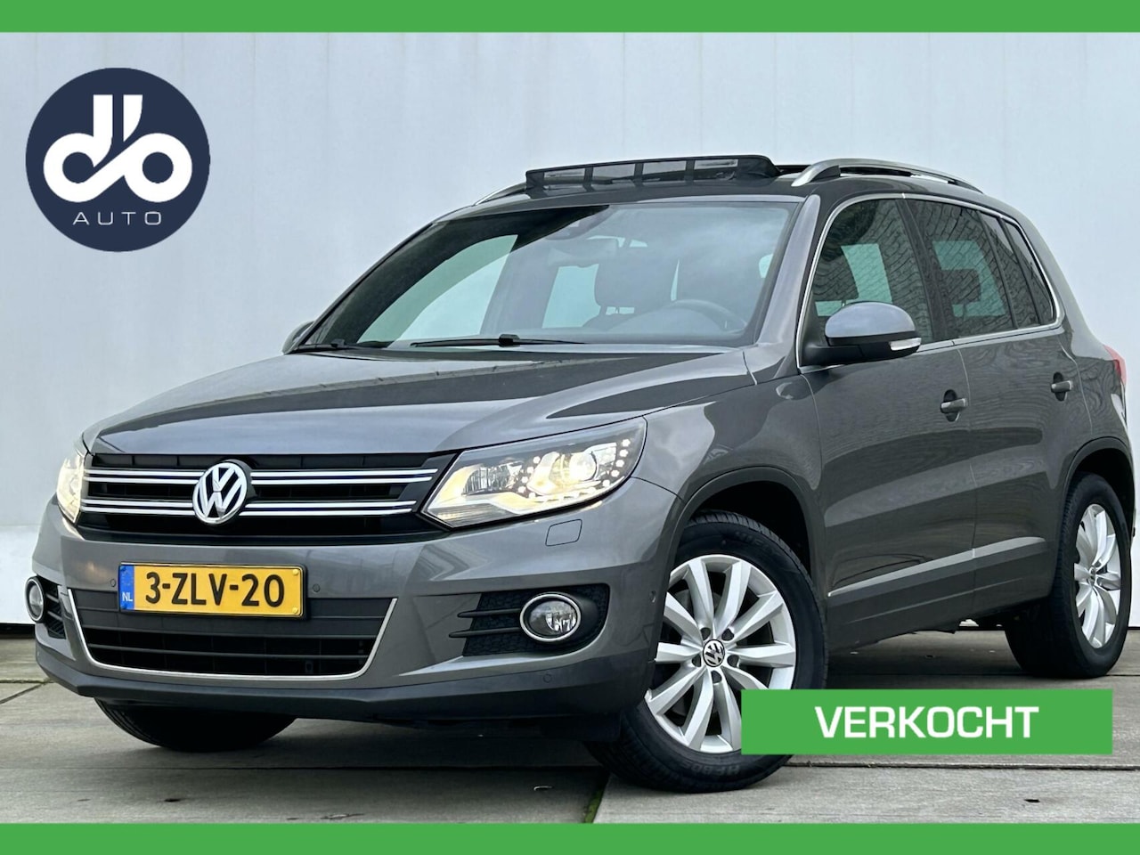 Volkswagen Tiguan - 1.4 TSI 123pk Sport&Style GLAZEN DAK I XENON I TREKHAAK I NAVIGATIE I GOED ONDERHOUDEN + O - AutoWereld.nl