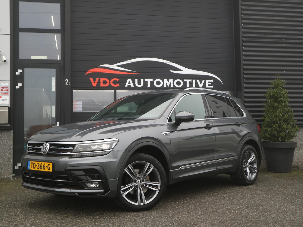 Volkswagen Tiguan - 1.4 TSI 4Motion R-Line Pano | Trekhaak | ACC | LED | Stoelverwarming | Camera | Virtual Co - AutoWereld.nl