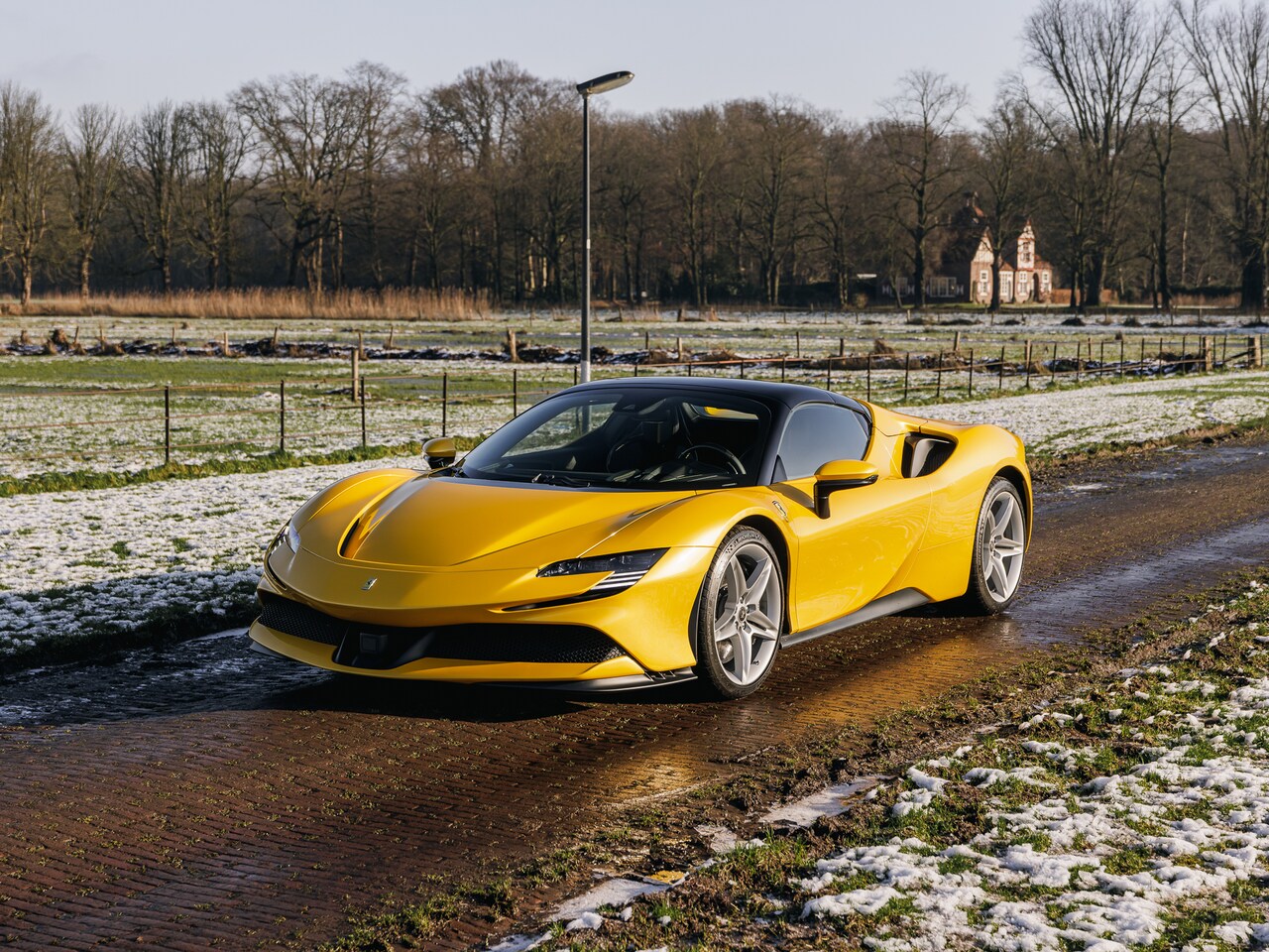 Ferrari SF90 Spider - 4.0 V8, LED, Giallo Triplo Strato, Carbon Seats - AutoWereld.nl