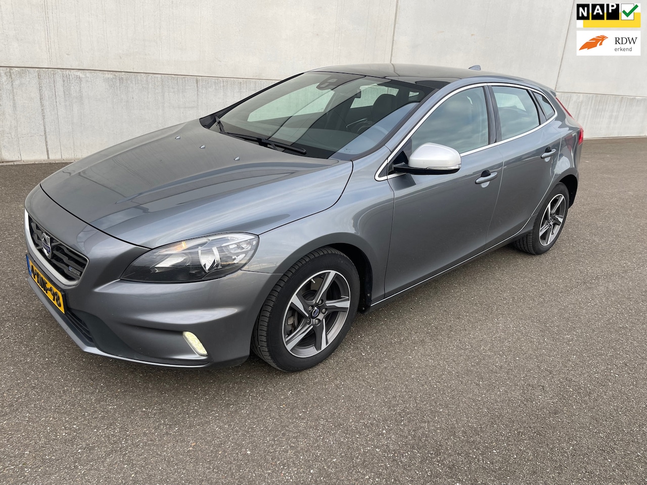 Volvo V40 - 2.0 D4 R-Design Business Pano - AutoWereld.nl