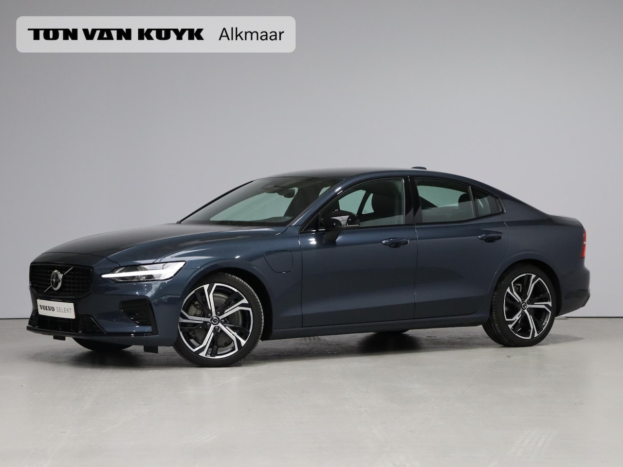 Volvo S60 - Recharge T6 350PK AWD Plus Dark / Harman Kardon / 360gr Camera / BLIS / Stoel+stuur+achter - AutoWereld.nl