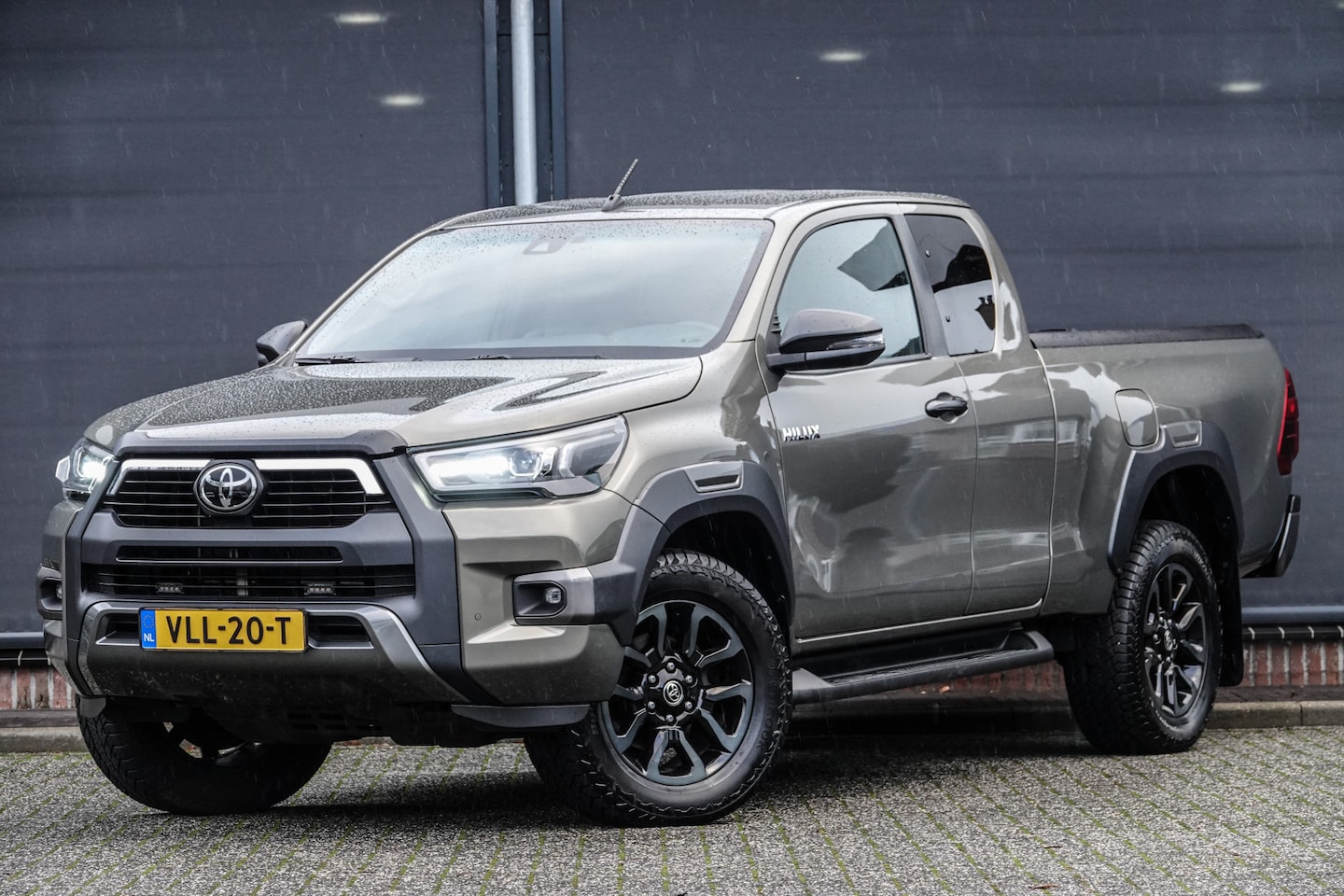 Toyota HiLux - 2.8 D-4D 204Pk Aut. | Xtra Cab | Invincible | 2-Persoons | Rollertop | Trekhaak | 18'' - AutoWereld.nl