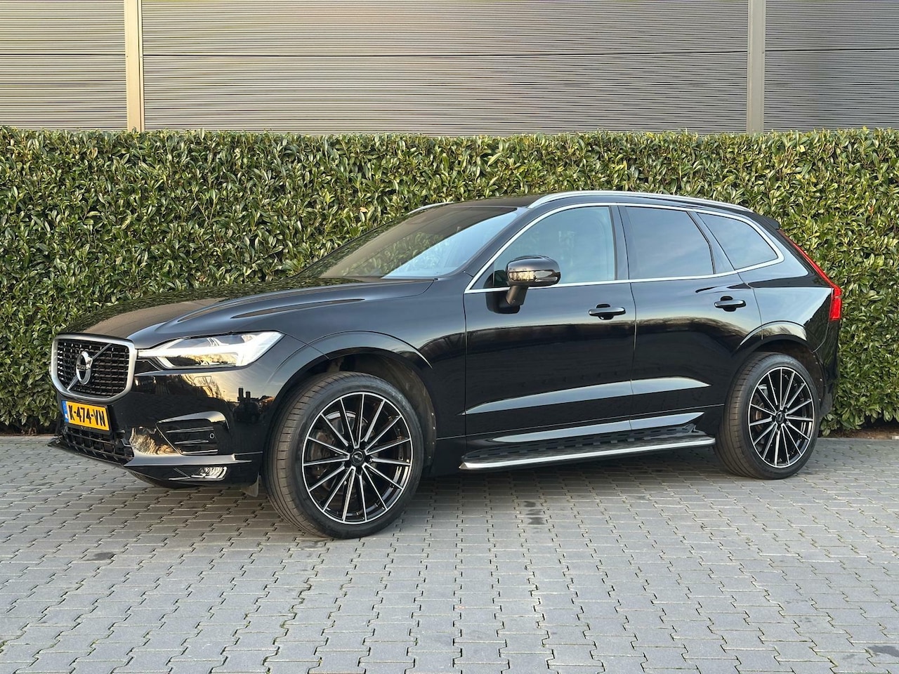 Volvo XC60 - 2.0 D4 AWD R-DESIGN PANO, B&W, LEDER/ALCANTARA, CRUISE, CAMERA, DODEHOEK, NAVI, DAB+, STOE - AutoWereld.nl