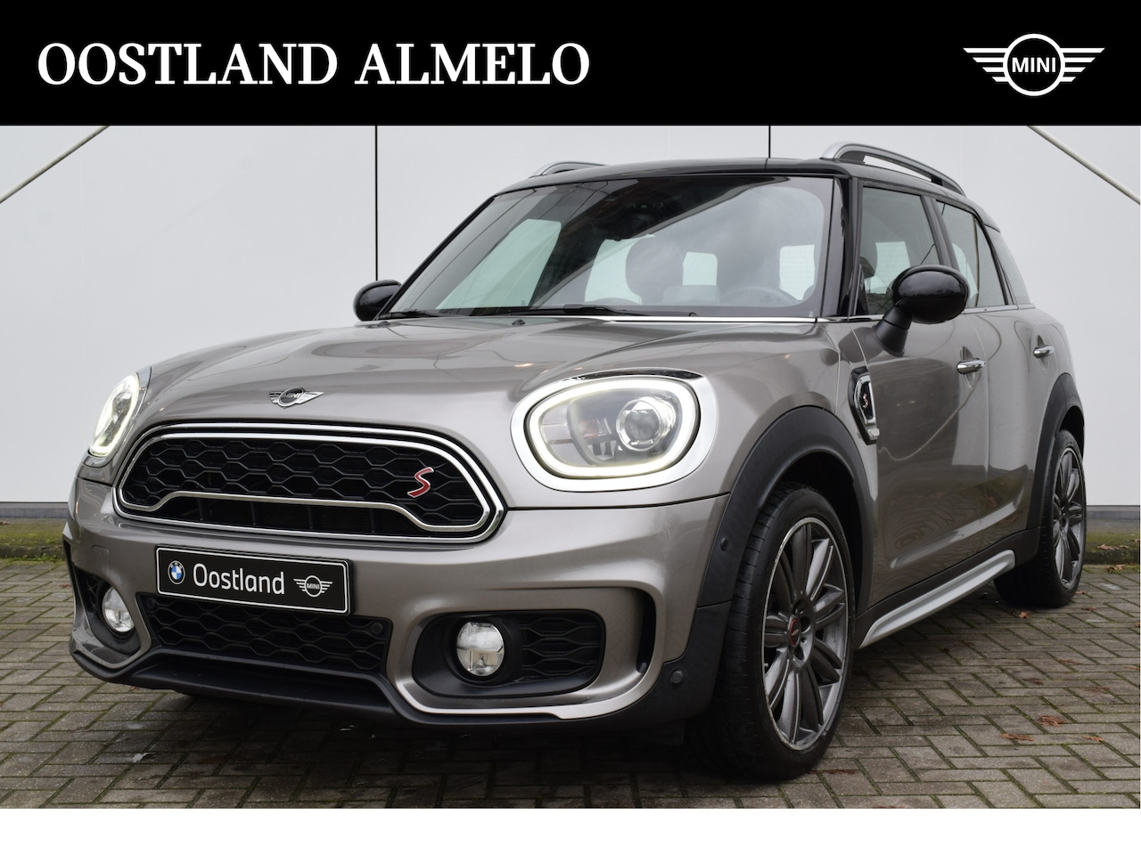 MINI Countryman - Cooper S ALL4 JCW Chili / Panoramadak / Achteruitrijcamera / Sportstoelen / Comfort Access - AutoWereld.nl