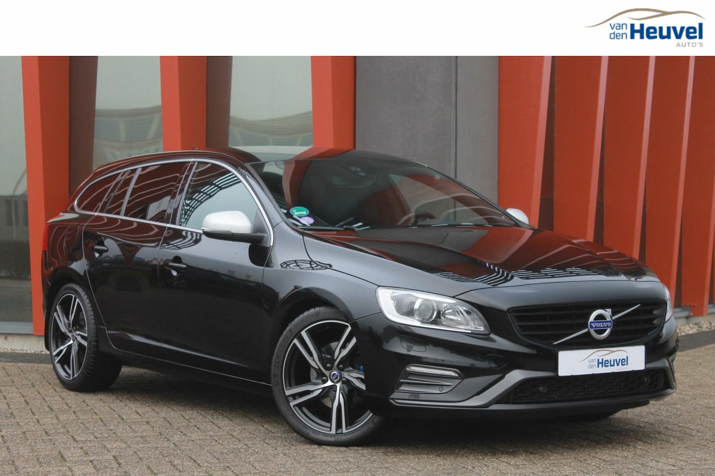 Volvo V60 - T5 R-Design | Trekhaak | 19 Inch velgen | Leder | Stoelverwarming - AutoWereld.nl