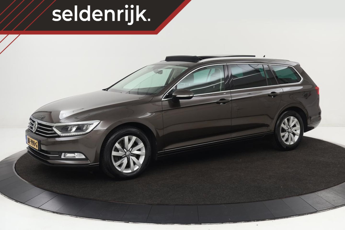 Volkswagen Passat Variant - 1.6 TDI Connected Series | Panoramadak | Carplay | Trekhaak | Full LED | Navigatie | PDC | - AutoWereld.nl