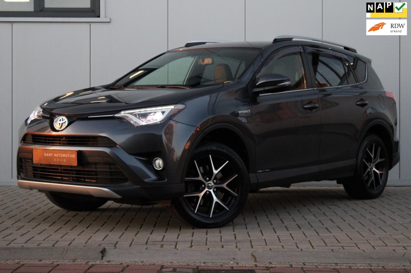 Toyota RAV4 - 2.5 Hybrid AWD Style KEYLESS I CAMERA I CRUISE I XENON LED I NAVI I - AutoWereld.nl