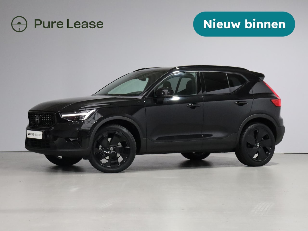 Volvo XC40 - 2.0 B4 Plus Black Edition / Panoramadak / Stoel en stuurverwarming / Trekhaak / Keyless / - AutoWereld.nl