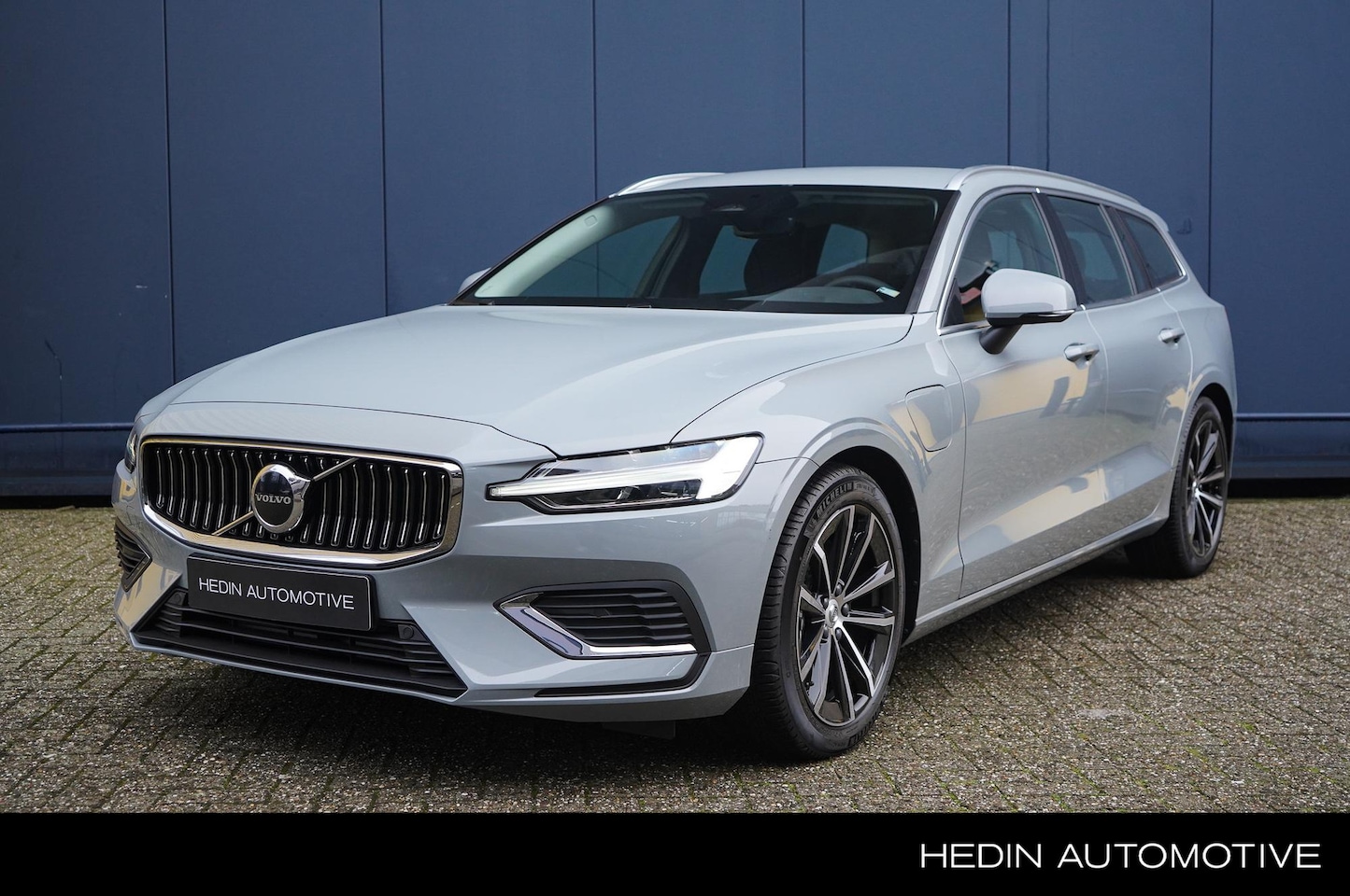 Volvo V60 - T6 Essential Bright Plug In Hybride AWD | Leder Interieur | Driver Assist | Climate Pack | - AutoWereld.nl