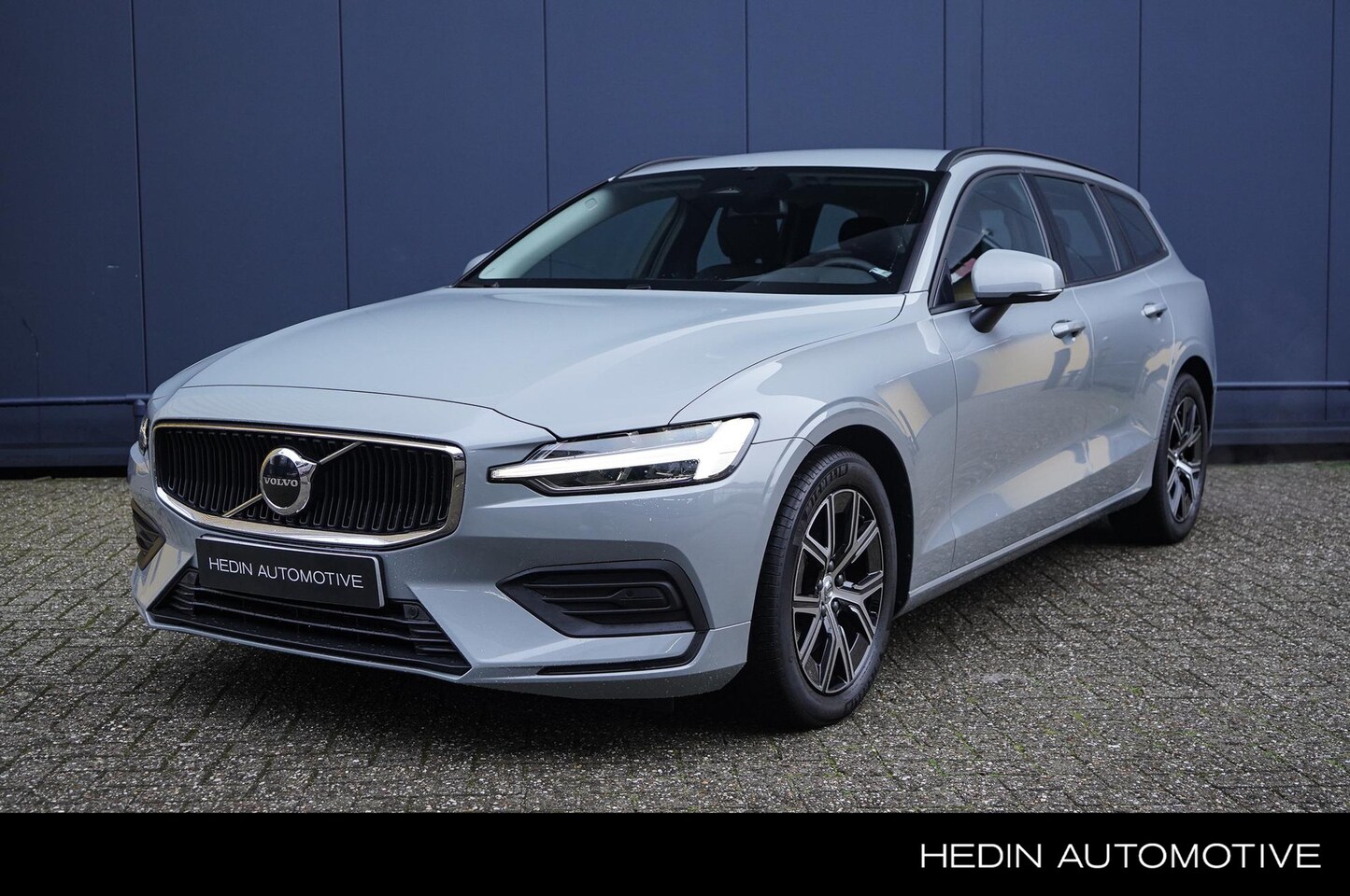 Volvo V60 - 2.0 B3 Essential | Verwarmbare Voorstoelen + Stuurwiel | DAB Radio | Parkeercamera Achter - AutoWereld.nl