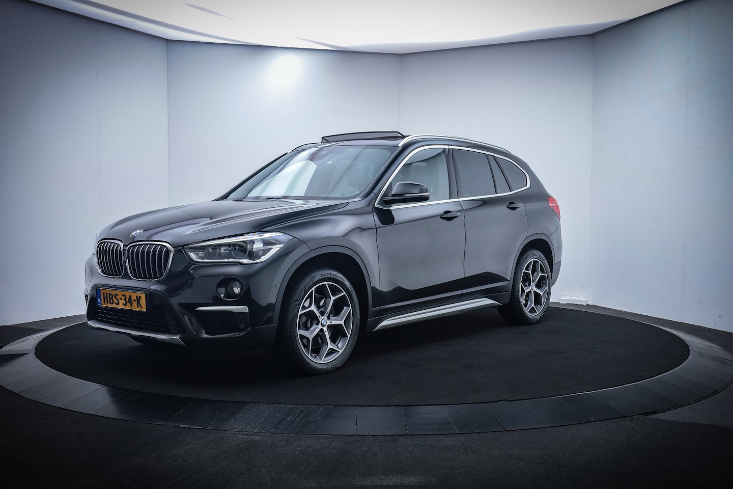 BMW X1 - 20iA X-Dr. Executive Edition PANO/FULL LED/STOELVERW./CLIMA/STOELVERW./PDC V+A/ELEK KLEP/L - AutoWereld.nl