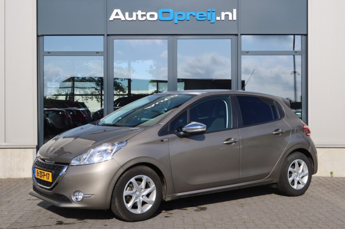 Peugeot 208 - 1.2 e-VTi Style AUTOMAAT 82pk NAVI, PDC, Cruise, 1e eigenaar - AutoWereld.nl