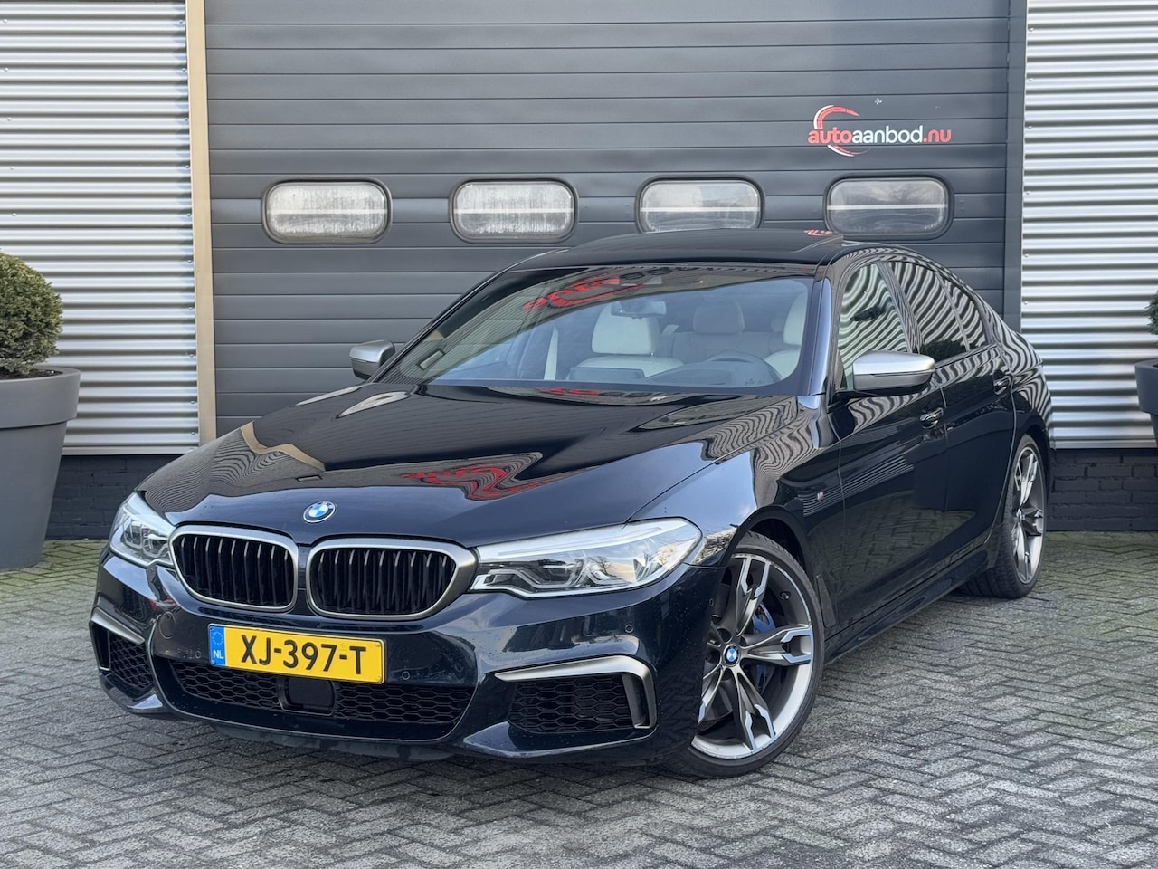 BMW 5-serie - M550i xDrive High Executive | Panoramadak | Head-Up Display | Harmon Kardon | Camera | Sto - AutoWereld.nl