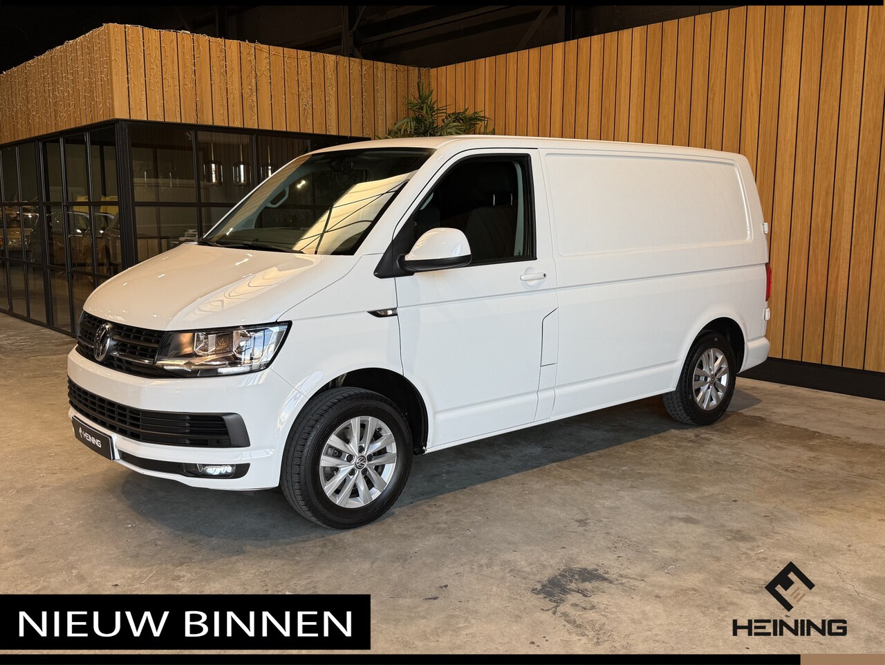 Volkswagen Transporter - 2.0 TDI L1H2 Highline 150 PK Automaat. Navi. Trekhaak - AutoWereld.nl