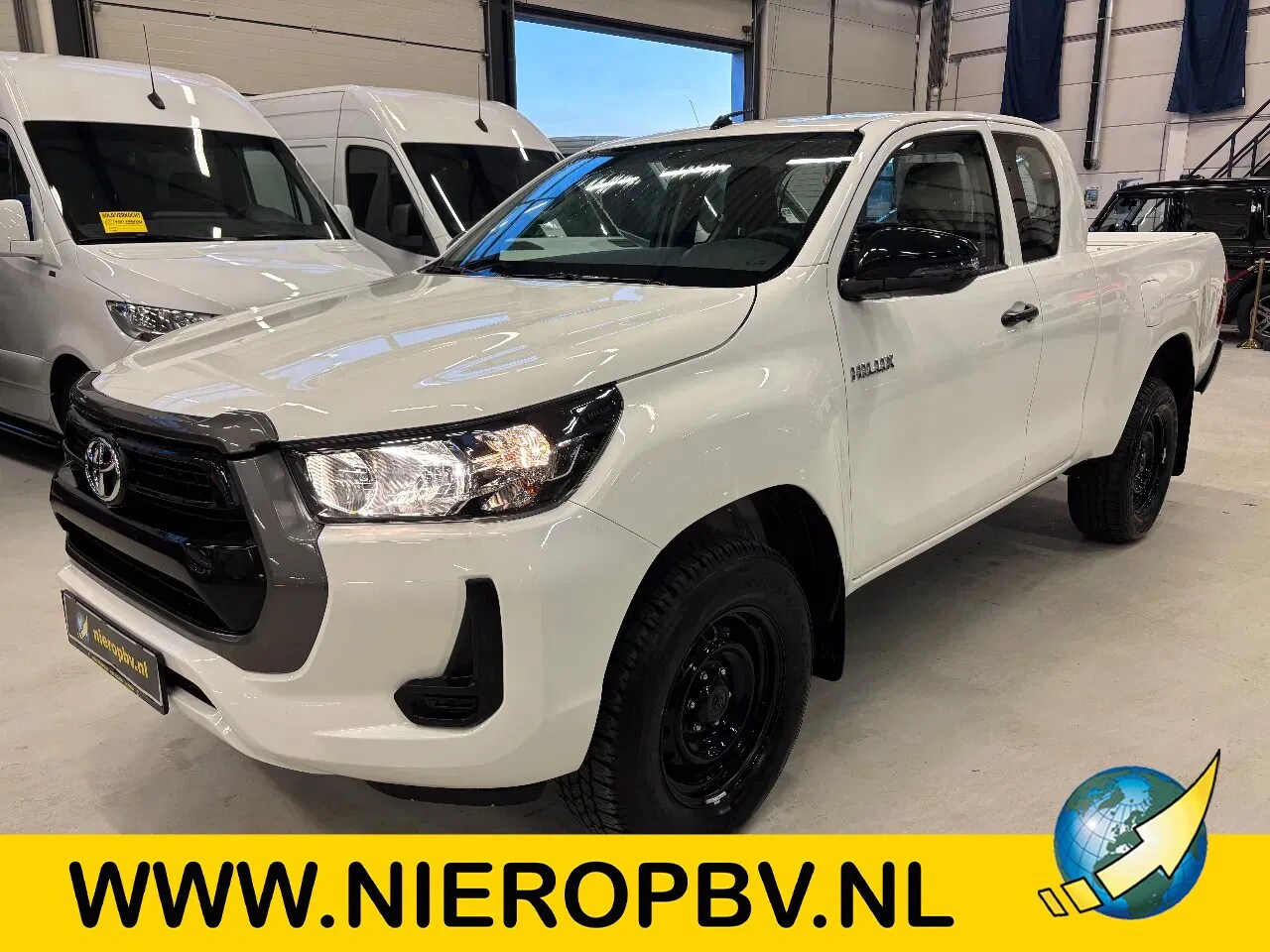 Toyota HiLux - 2.4 D-4D Comfort 4x4 1.5Cab NIEUW 3500KG Trekgewicht BPM VRIJ 10 x op voorraad €38.500 ex - AutoWereld.nl