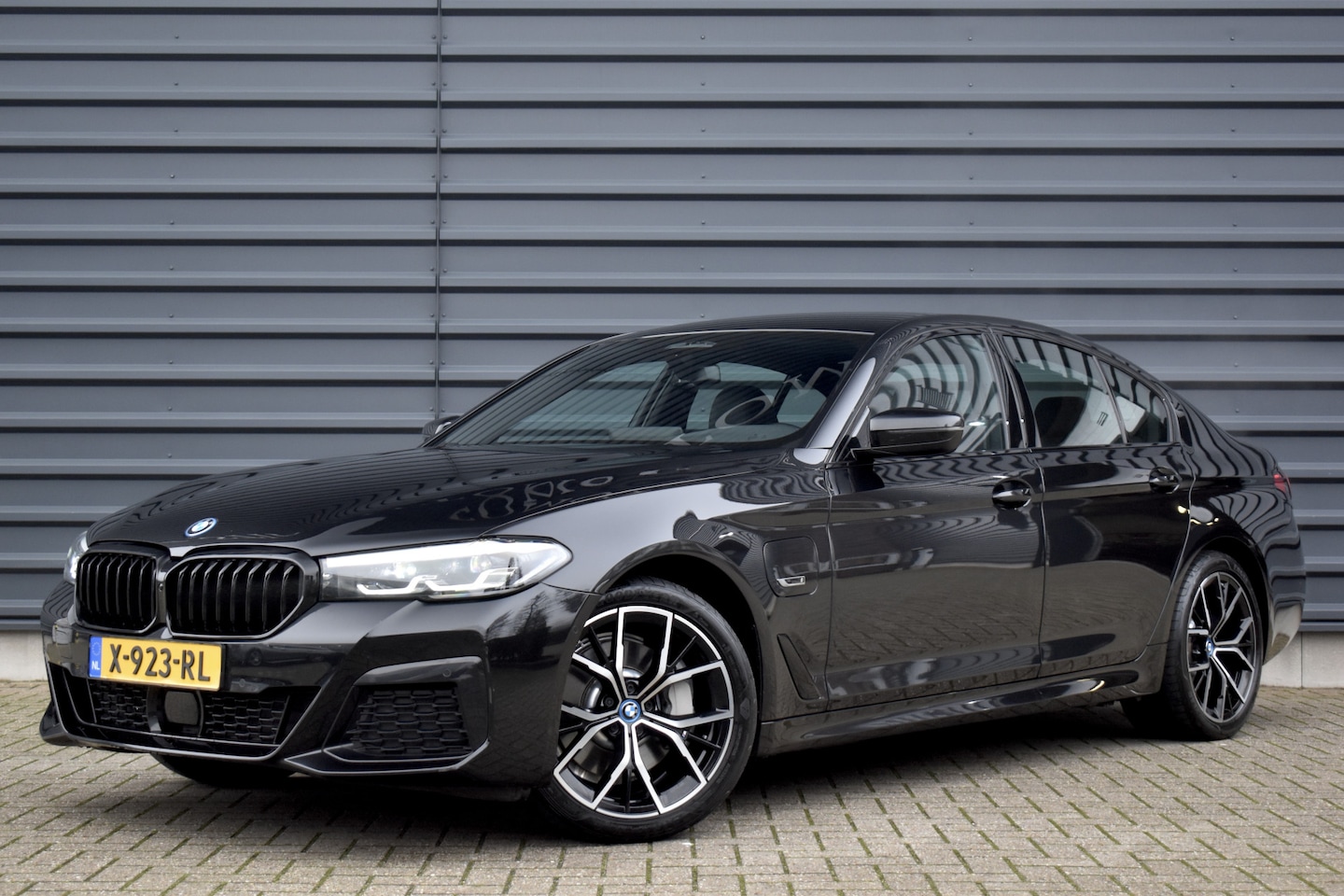 BMW 5-serie - 530e High Executive M Sport | Adaptive Cruise Control | Trekhaak Wegklapbaar | 19'' M Velg - AutoWereld.nl