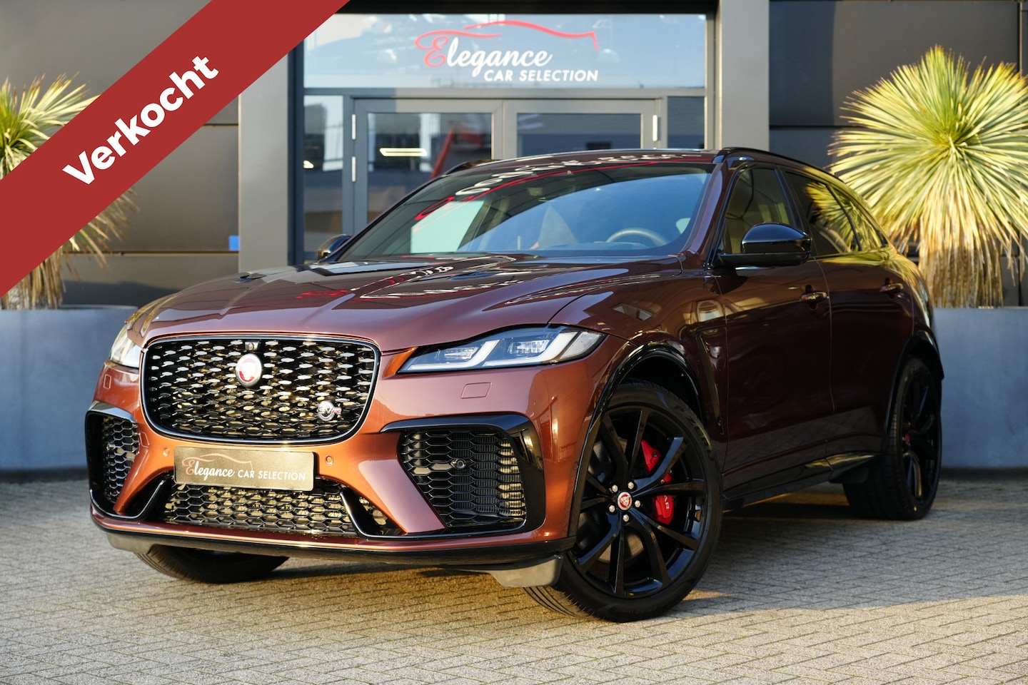 Jaguar F-Pace - 5.0 P550 SVR Spiced Copper Edition 550pk Panoramadak/Stoelventilatie/Trekhaak - AutoWereld.nl