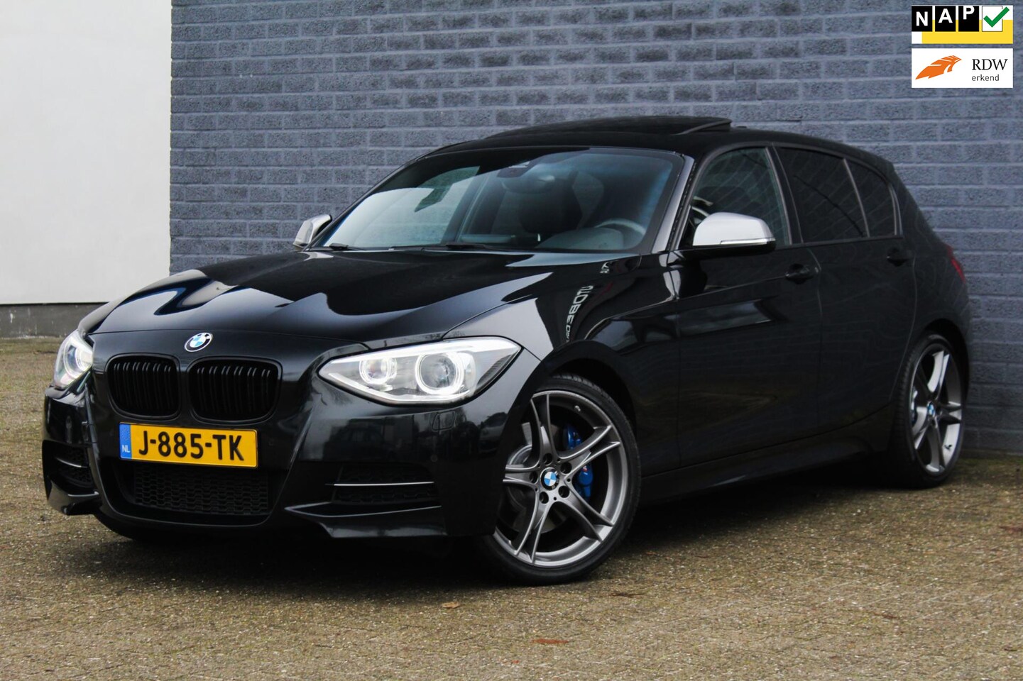 BMW 1-serie - M135i xDrive High Executive 320pk Automaat Leder - AutoWereld.nl