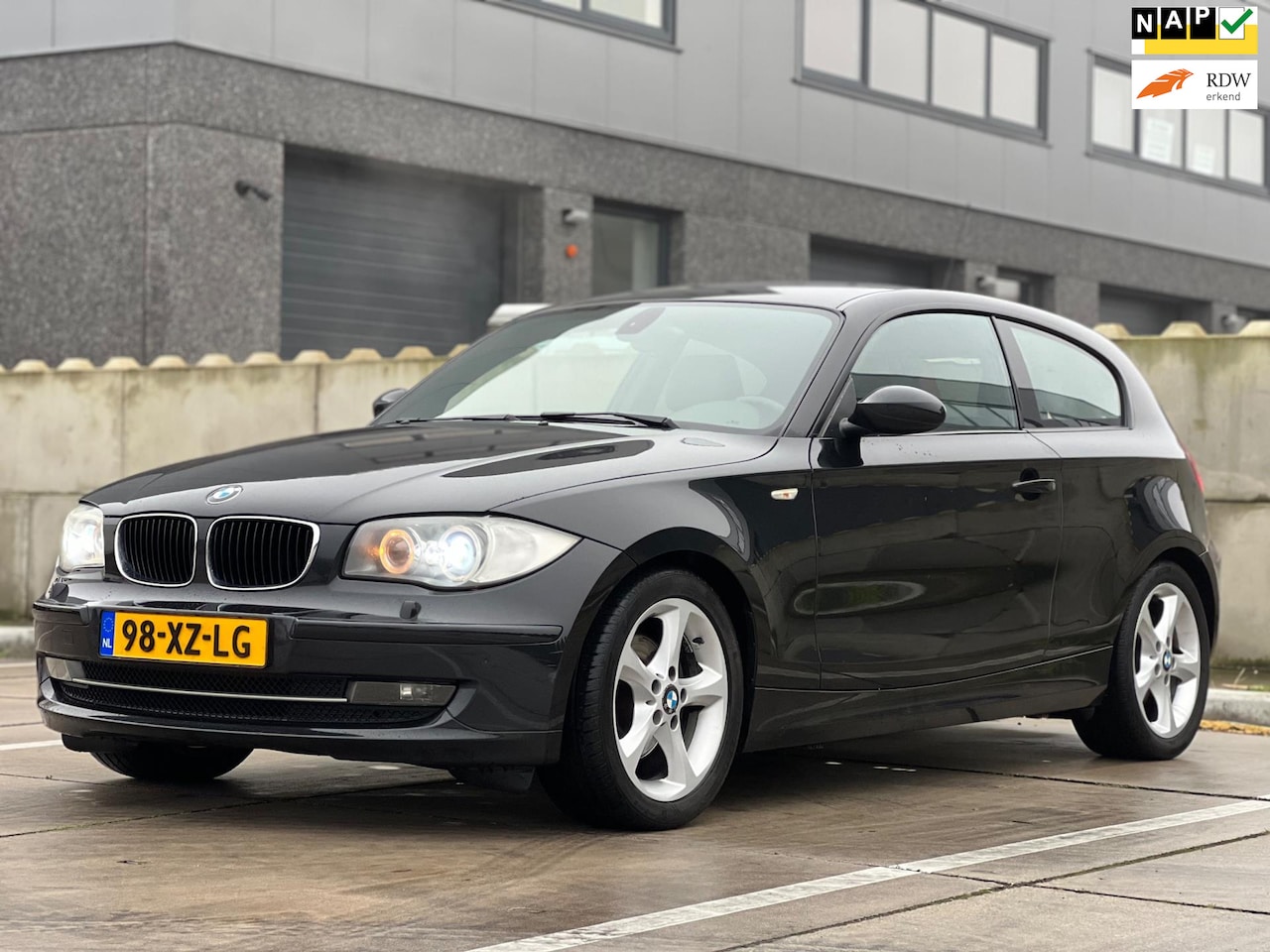 BMW 1-serie - 120i High Executive | Xenon | Dealeronderhouden | 17 inch | Sportstoelen - AutoWereld.nl