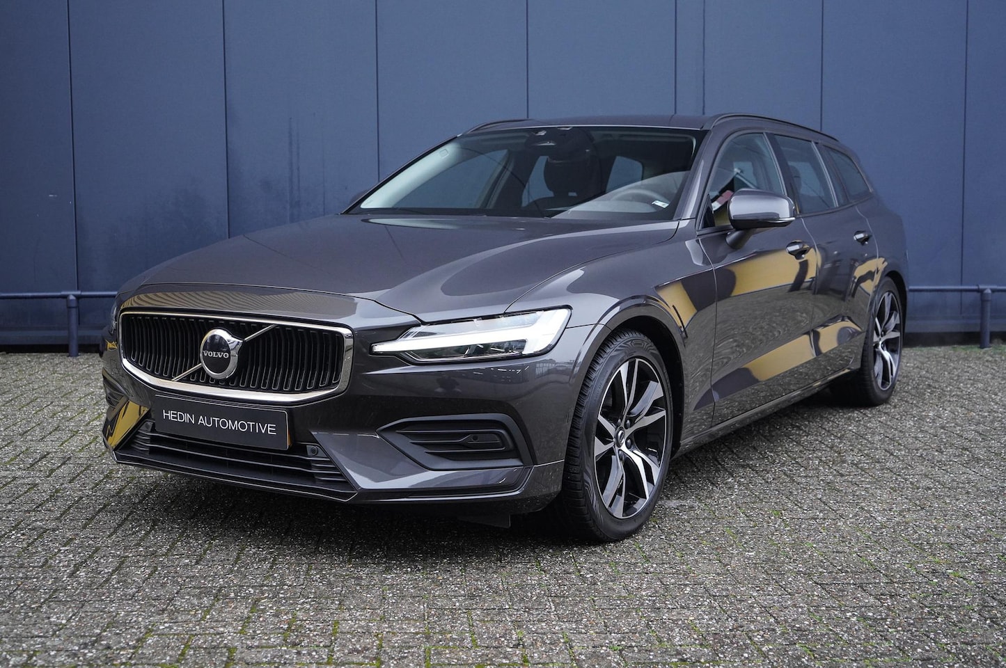 Volvo V60 - 2.0 B3 Essential Edition | Pilot assist | Dode hoek detectie | Stoel- & stuurwielverwarmin - AutoWereld.nl