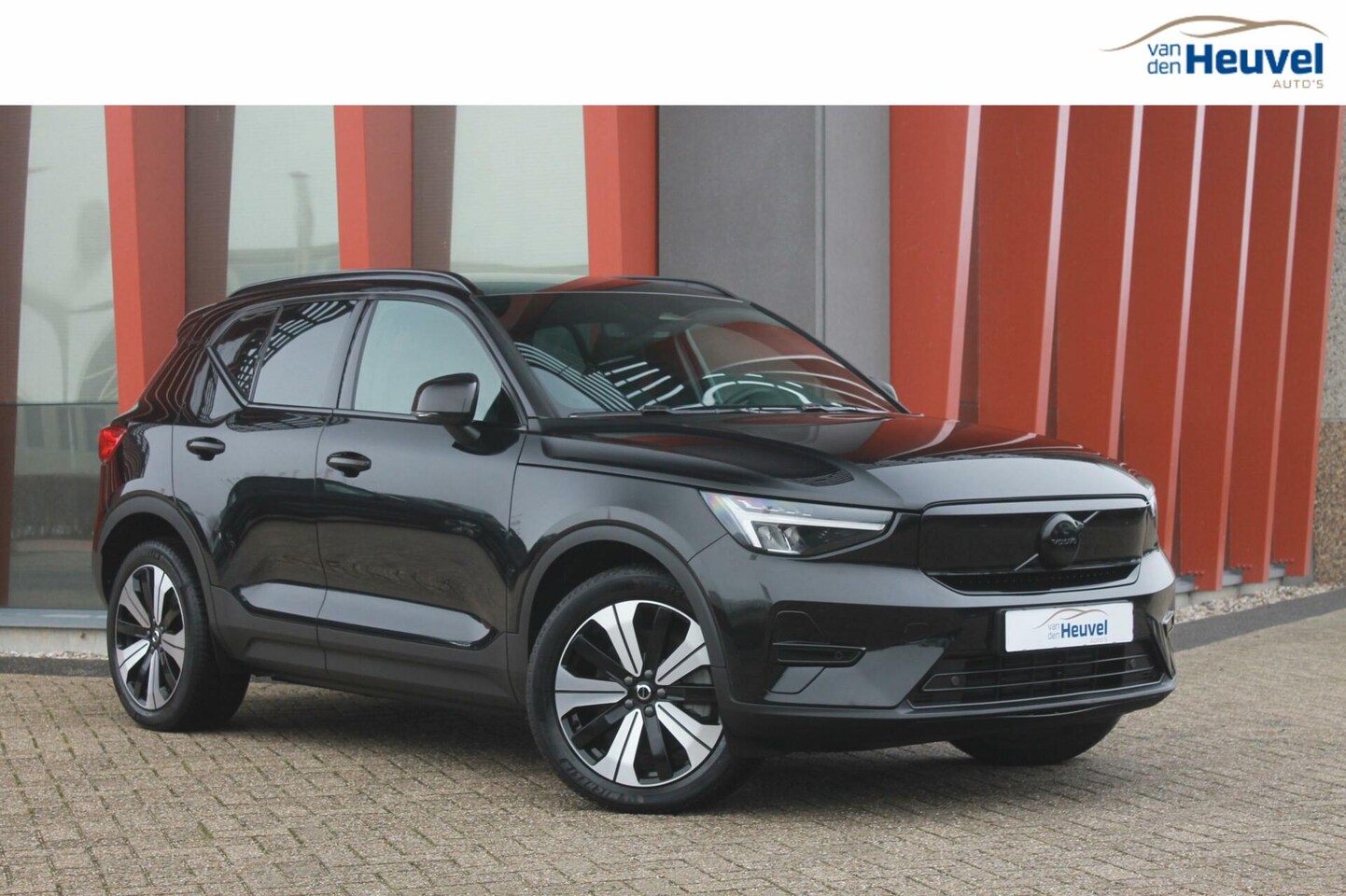 Volvo XC40 - Recharge Core | Parkeercamera | Glossy Black | Full Electric | Zero-emissie - AutoWereld.nl