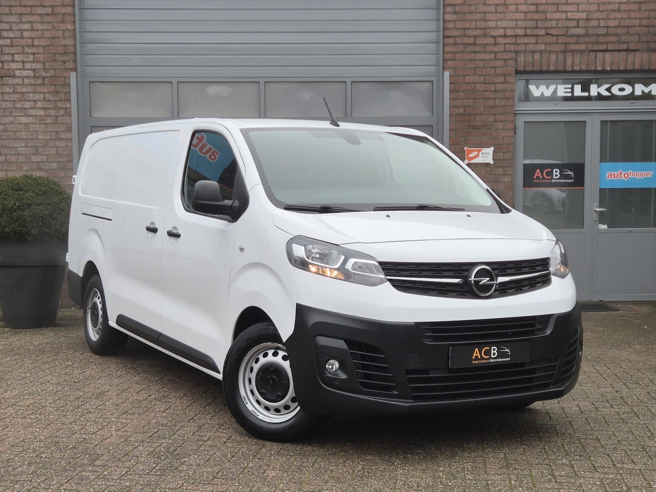 Opel Vivaro - 2.0 CDTI L3H1 Navigatie, Perfect door ons onderhouden. - AutoWereld.nl