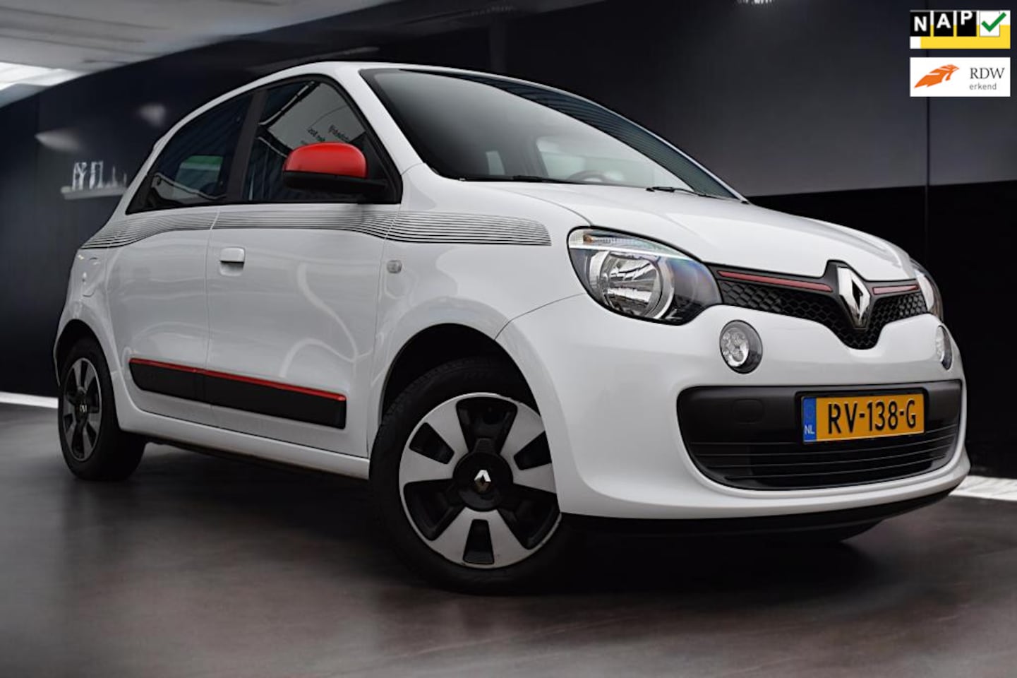 Renault Twingo - 1.0 SCe Collection 1.0 SCe Collection, 70PK, Navigatie, Parkeercamera,R-link, DAB, Airco, Cruise, Zeer net in - AutoWereld.nl