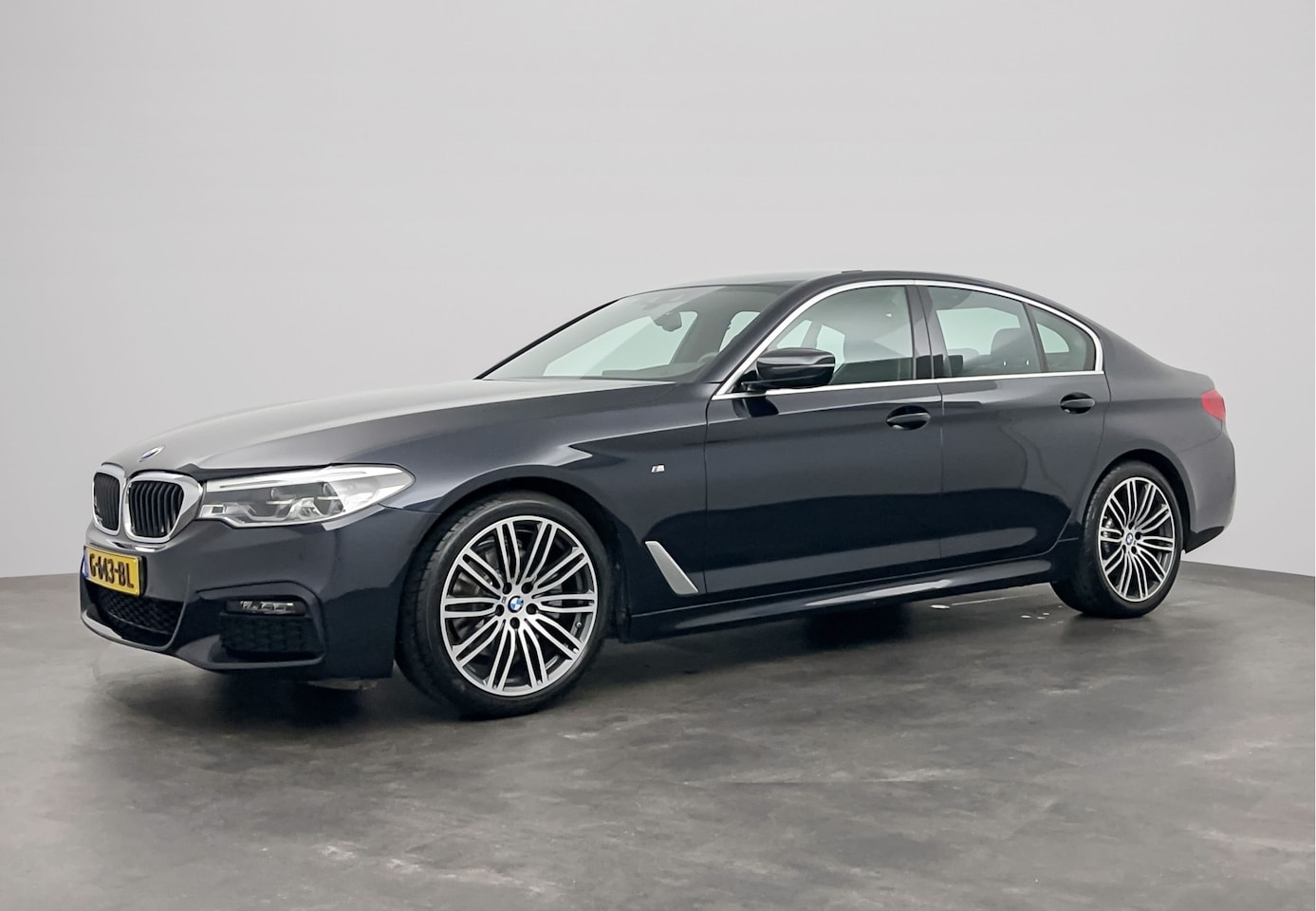 BMW 5-serie - Sedan 520i High Executive M-Sport | 19 inch | Hifi | Comfortstoelen | Camera | Stoelverwar - AutoWereld.nl