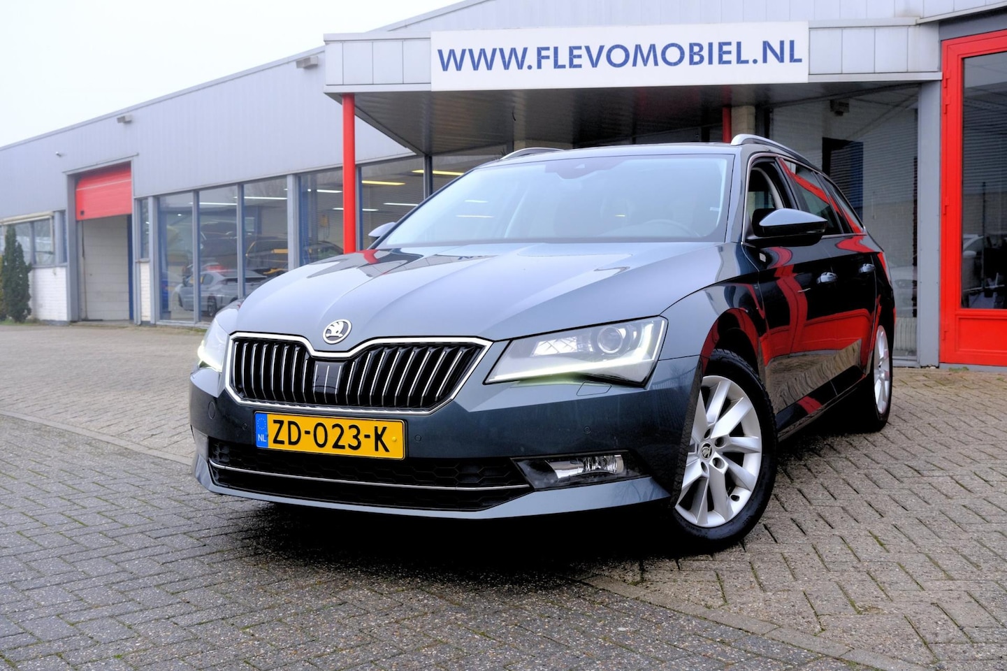 Skoda Superb Combi - 1.5 TSI ACT 150pk Ambition Business Aut. Pano|Xenon|Navi|ParkAssit|LMV - AutoWereld.nl