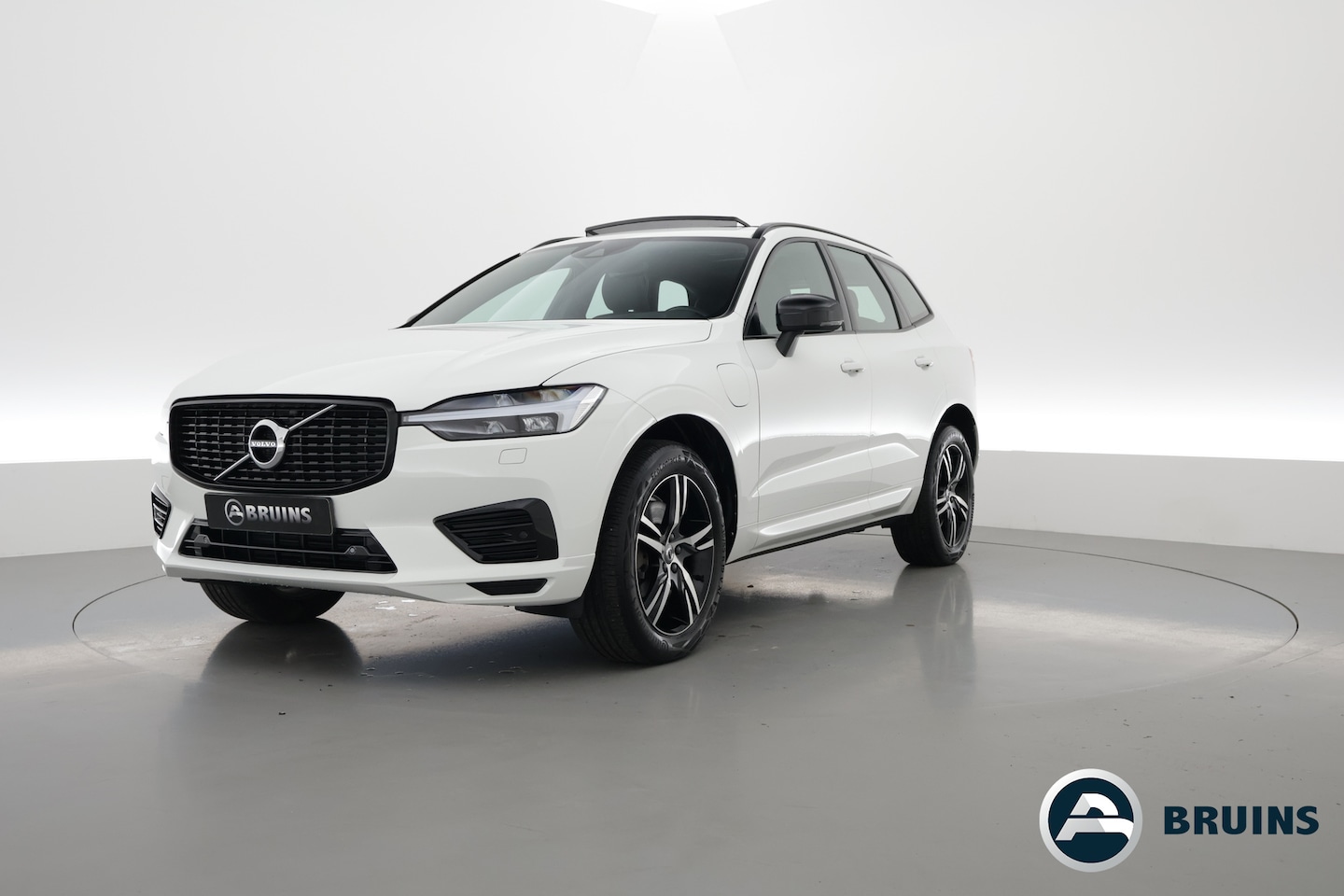 Volvo XC60 - 2.0 T6 Plug-in hybrid AWD R-Design | Camera | BLIS | Pano | Trekhaak | Verwarmde voorruit, - AutoWereld.nl