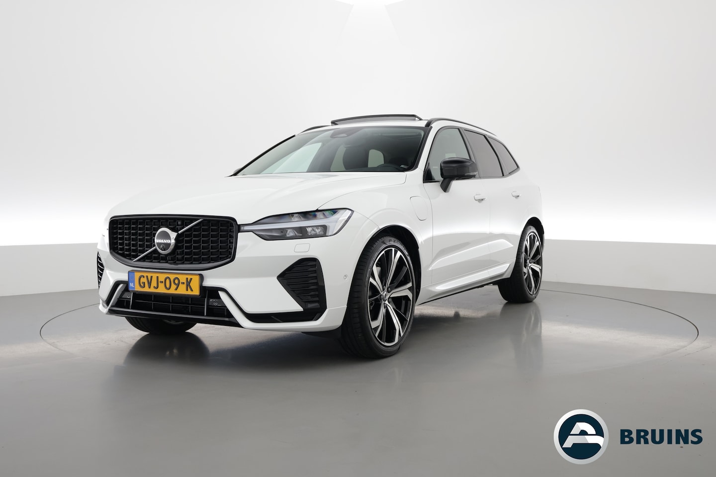 Volvo XC60 - 2.0 Recharge T6 AWD Plus Dark | Luchtvering | Pano | Trekhaak | 360cam | 21'' | Memory | H - AutoWereld.nl