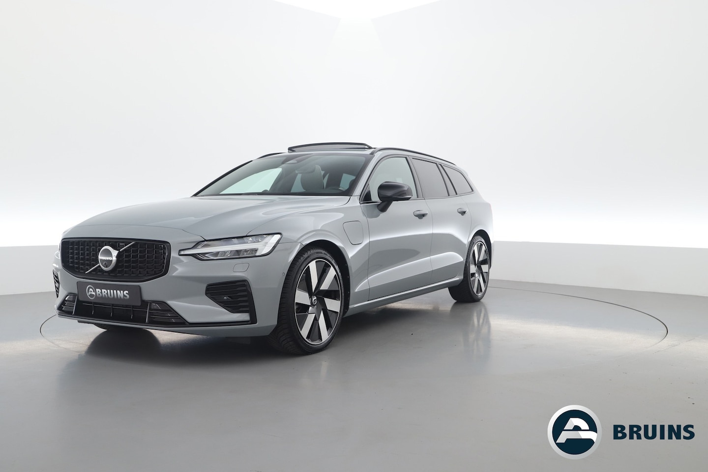 Volvo V60 - 2.0 T8 Recharge AWD Ultimate Dark | Pano | HUD | 360cam | Pilot Assist | B&W | Trekhaak | - AutoWereld.nl