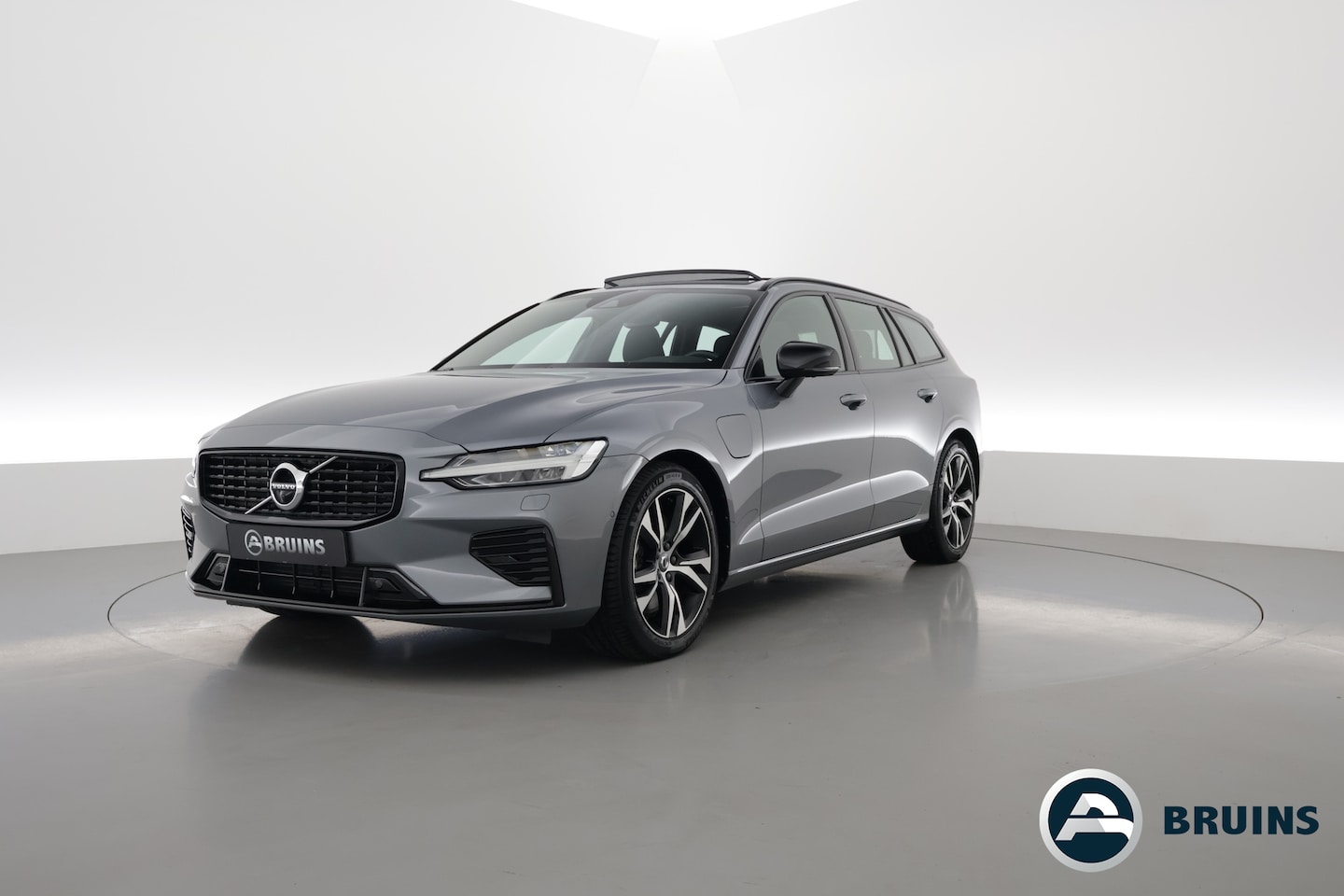 Volvo V60 - 2.0 T6 Recharge AWD R-Design | Pano | Head-up | Massage+ventilatie | active damping | H&K - AutoWereld.nl