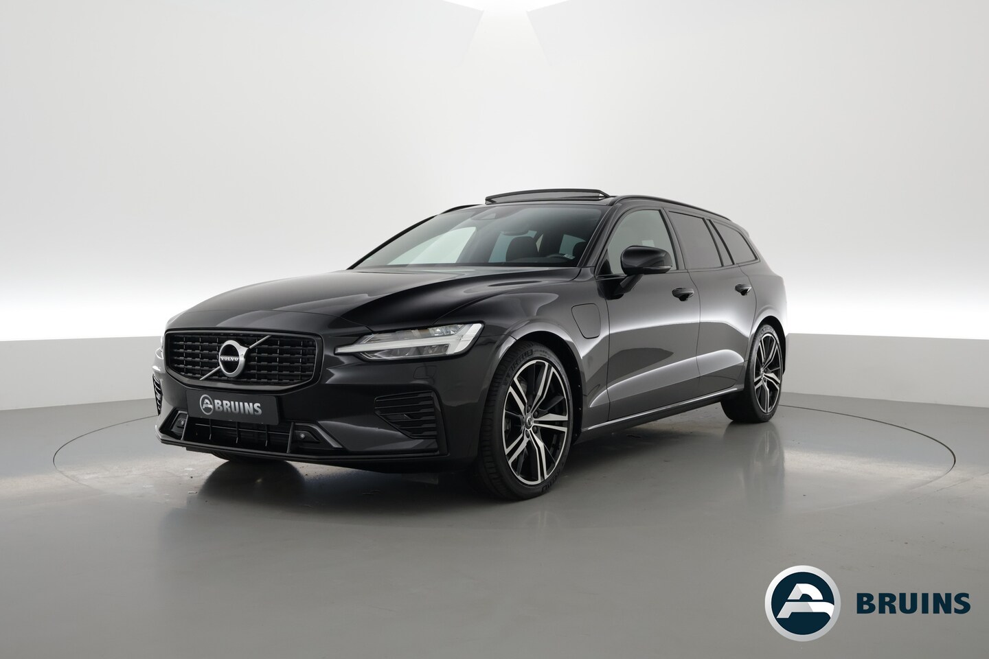 Volvo V60 - 2.0 T8 Twin Engine AWD R-Design | Pano | Trekhaak | H&K | 19" | Adap. cruise | Blis - AutoWereld.nl