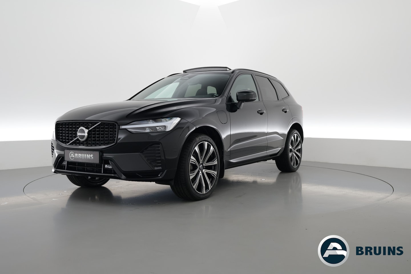 Volvo XC60 - 2.0 T6 Plug-in hybrid AWD R-Design | Pano-dak | Trekhaak | H&K Audio | 21'' | Standkachel - AutoWereld.nl