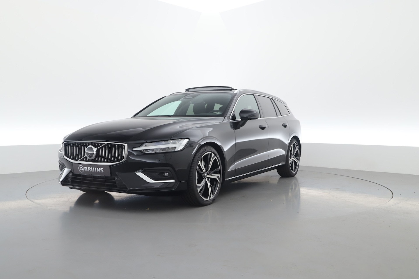 Volvo V60 - 2.0 B4 Plus Bright | Pano-dak | H&K audio | Trekhaak | - AutoWereld.nl