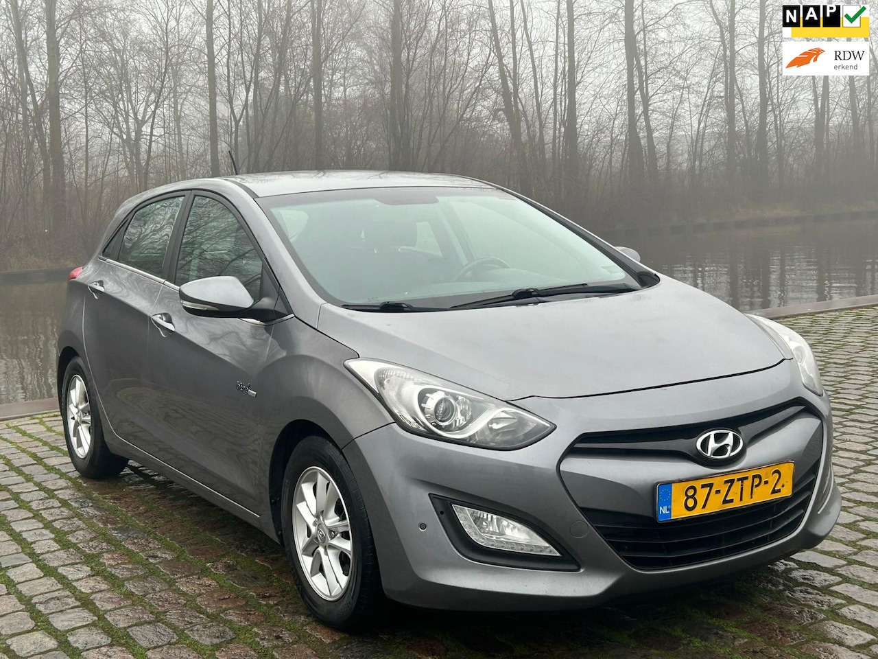 Hyundai i30 - 1.6 GDI i-Vision 1e eigenaar navigatie parkeer sensor airco cruis control cv op afs - AutoWereld.nl