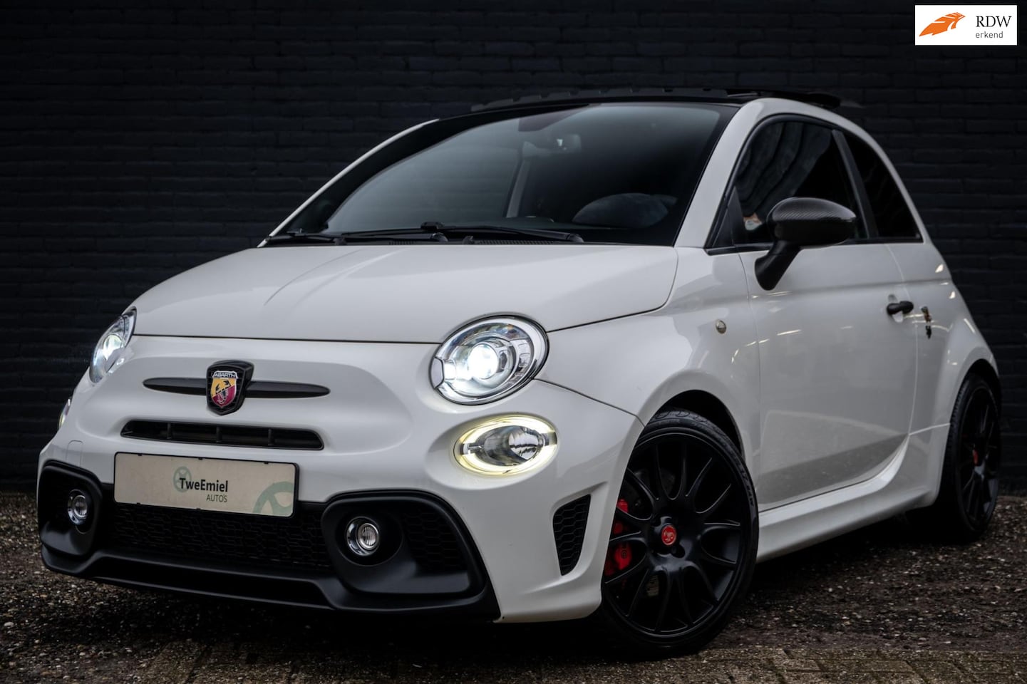 Fiat 500 Abarth - 1.4 T-Jet Competizione | Sabelt | Pano | Navi - AutoWereld.nl