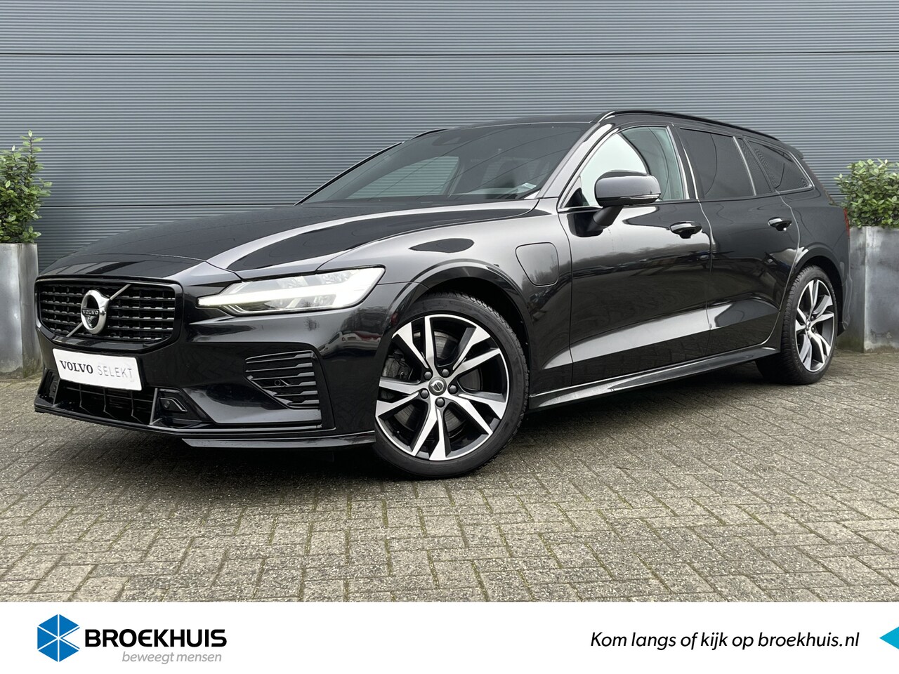 Volvo V60 - 2.0 T6 Plug-in hybrid AWD Plus Dark |Styling Kit | Pano | 360 camera | Verwarmd stuurwiel - AutoWereld.nl