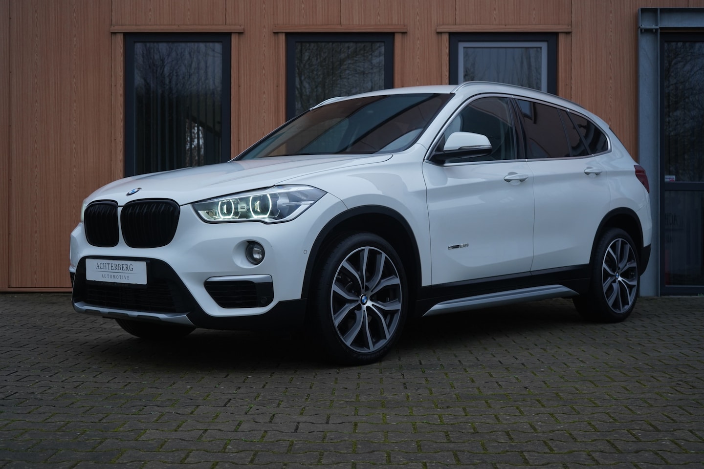 BMW X1 - sDrive 20i | X-Line | Leer | Trekhaak - AutoWereld.nl